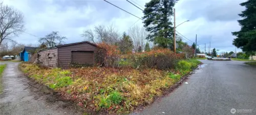 SE Corner w/Alleyway