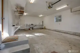 Oversized 2-car garage