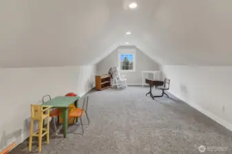 Large versatile bonus room!