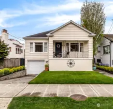 Charming home located mere steps from Alki Beach!