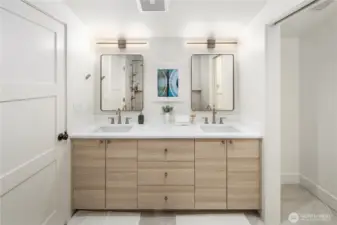Double vanity with great storage
