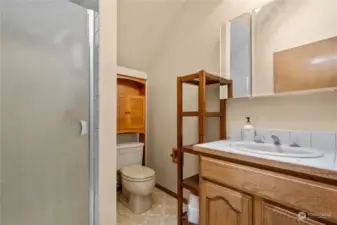 Bathroom/Upper