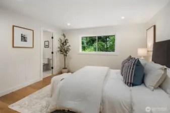 Primary bedroom (1/5)