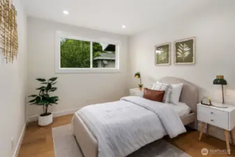 Upstairs bedroom (3/5)