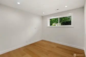 Downstairs bedroom (5/5)
