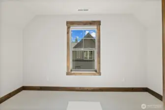 Spacious bunkroom, for 2 sets of triple bunks