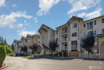 Well-maintained condo complex, within minutes to Coal Creek Village!