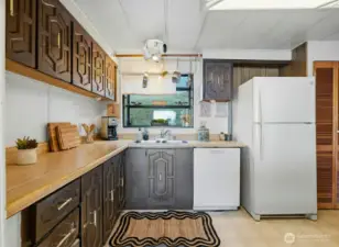 Open-concept eat-in kitchen - all appliances stay