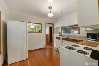 Kitchen w/adj. eating area