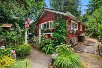 Welcome home to your West Seattle cabin!