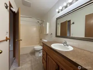 Shared ensuite full bath