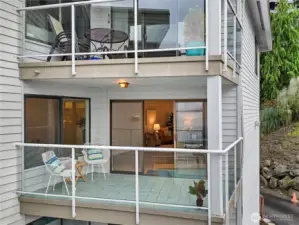 Enjoy quieter Alki Baech & Puget Sound views & sunsets over the Olympics from home & protected 3rd floor patio!