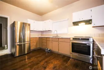 Spacious kitchen- appliances included