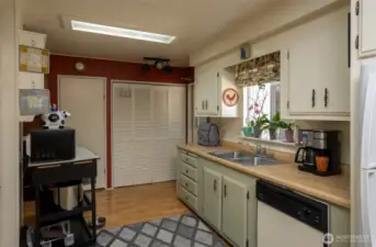 Washer/Dryer/pantry off kitchen