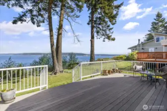 Expansive deck