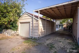 garage and carport off of 4th street