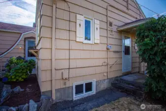 Side entry into kitchen and stairs to lower level