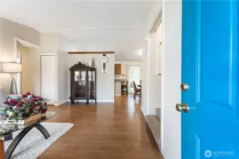 Vinyl laminate floors throughout
