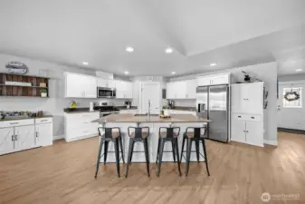 Convenient eat-in kitchen