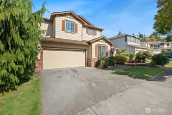 Front yard features grass and sprinkler system. Garage has keypad and more.
