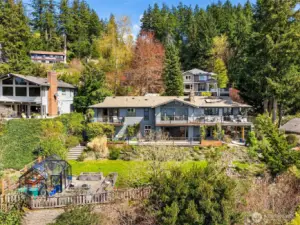Great commuter locale and just up from East Lake Sammamish Trail; biking/running/walking. Award winning Issaquah Schools: Creekside, Pine Lake & Skyline.    Don't miss out on calling this fantastic home your own.
