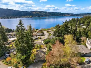 Great commuter locale and just up from East Lake Sammamish Trail; biking/running/walking. Award winning Issaquah Schools: Creekside, Pine Lake & Skyline.    Don't miss out on calling this fantastic home your own.