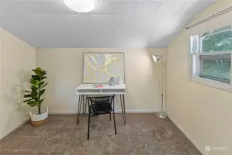 Great Flex space next to living area.