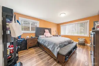 Large room that can be used as bedroom or bonus space