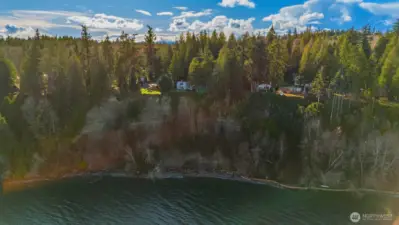 Gorgeous high bluff with 100 feet of waterfront. Direct beach community access.