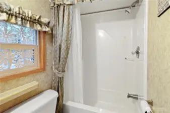 Tub/shower combo in the full bathroom.