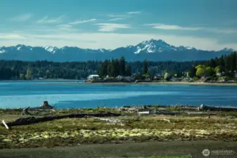 This private waterfront estate is an awe-inspiring backdrop for the Olympic Mountains and the serene waters of the Puget Sound. The intimate escape offers the perfect balance of comfort and elegance. It epitomizes the idyllic Pacific Northwest lifestyle.