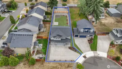 This property features a 3 car garage and fully fenced backyard, plus an additional fenced area with access from Cullens Rd. Blue boundary lines are approximate, buyer to verify to own satisfaction.