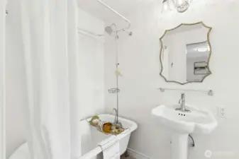 Tub shower combo - so cute!