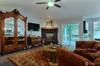 Family room w/ Gas Fireplace