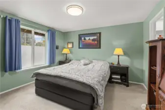 Primary Bedroom w/En Suite Bath and Walk-In Closet.