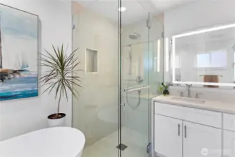 Primary 5-piece en-suite bath