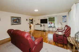 Large living room, great for entertaining.