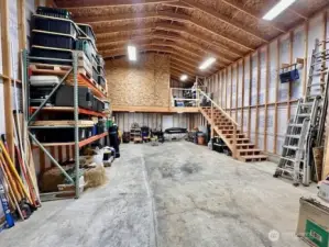 Spacious shop, 25x36'