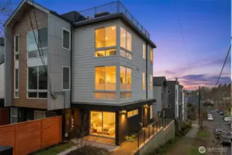 Welcome to 2915 S Dearborn! Sunny end unit with garden space and view roof deck.