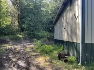 Back of the  metal clad shop.  Well is at the left side of the photo.  Ability to drive around the building.