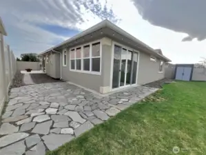 ?Flagstone patio offers a stylish and durable outdoor space