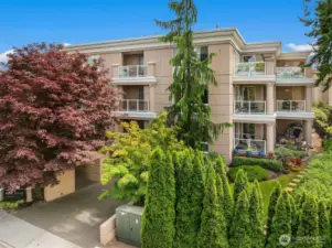 Only six units make up this exclusive complex, one of the few steel and concrete buildings in Kirkland.