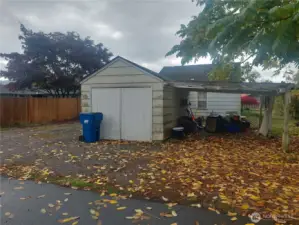 Lots of Parking, Alley Access