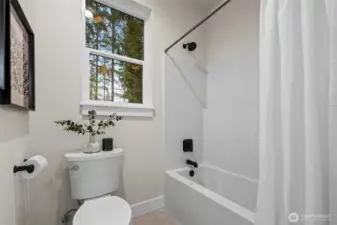 Guest bath with tub/shower