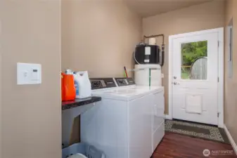 Laundry rm, door to fenced backyard (no step) entrance, doggie door