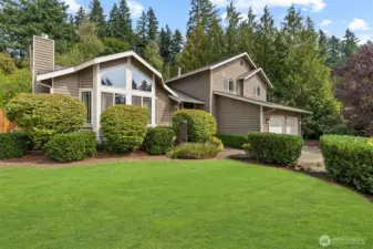 Close to shopping, golf, parks and trails and award winning Issaquah schools!
