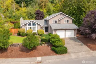 Completly move-in ready! Home backs onto lovely greenbelt.