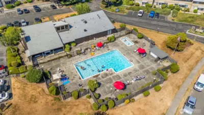 Hot tub and swimming pool - plenty of room for all.