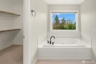 Jetted tub in the ensuite and walk in closet