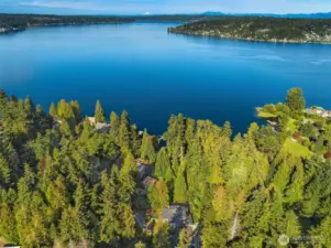 Quick access to Lake Sammamish.